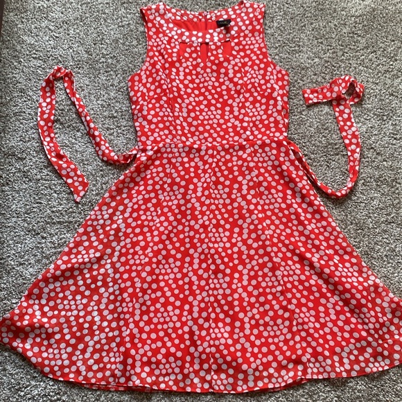 ILE NEW YORK ❤️🤍RED WITH WHITE🤍❤️ POLKA DOTS SLEEVELESS SIZE 8 🌟EUC🌟 - Picture 15 of 16